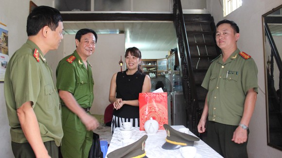 Thăm hỏi gia đình chiến sỹ Hải quân có hoàn cảnh khó khăn ảnh 1