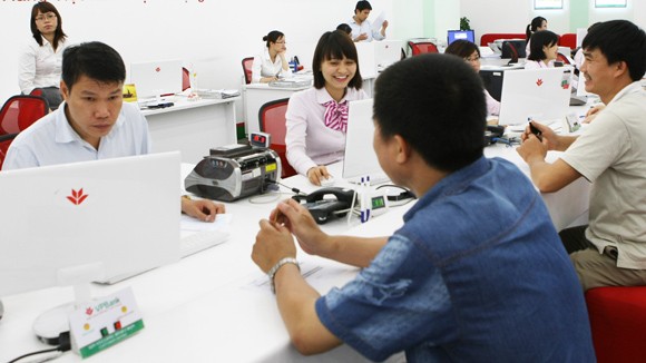 Lãi suất giảm, người gửi tiền mất vui ảnh 1