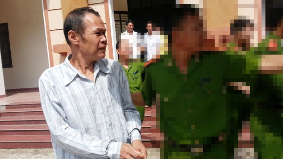 Gạ tình cháu bé hàng xóm, hứa cho đi làm “gái” ảnh 1