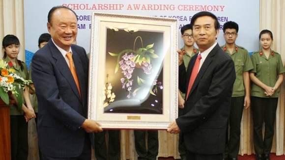 Tặng học bổng cho con thương binh, liệt sỹ Công an ảnh 1