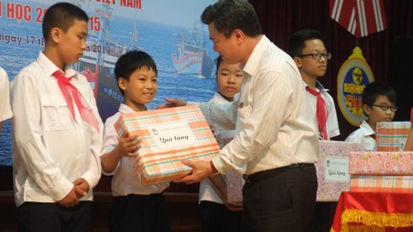 Nhớ bố ở hải đảo, con ở nhà gắng học thật tốt ảnh 1