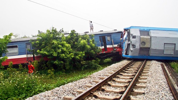 Tai nạn đường sắt nghiêm trọng: Đầu tàu văng khỏi đường ray ảnh 1