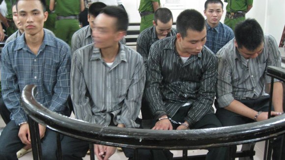 Nhóm giang hồ xả súng bắn bừa ảnh 1