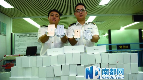 Giấu 8 chiếc iPhone 6 trong quần lót ảnh 1