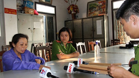 Nhét cả chai rượu vào miệng làm gãy 4 răng của cháu bé 2 tuổi ảnh 1