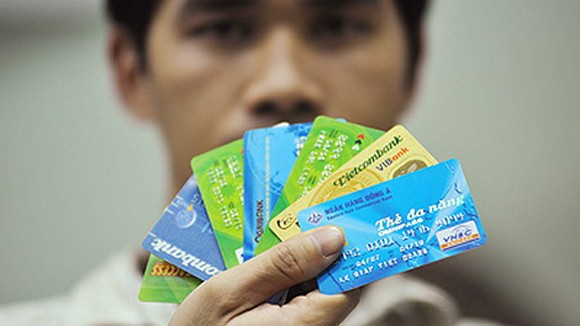 Mỗi thẻ ATM, ngân hàng siết 1,7 triệu tiền phí/năm ảnh 1