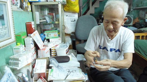 Khám bệnh trong lúc xếp hàng chờ lĩnh lương ảnh 1