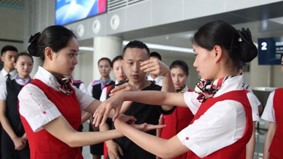 Học võ để đề phòng khách “manh động” ảnh 2