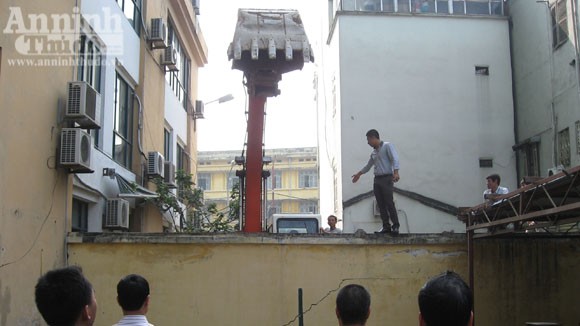 Đưa được thi thể hai cháu bé ra khỏi đống đổ nát ảnh 3