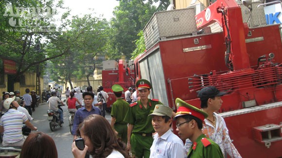 Đưa được thi thể hai cháu bé ra khỏi đống đổ nát ảnh 4