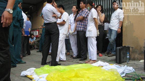 Đưa được thi thể hai cháu bé ra khỏi đống đổ nát ảnh 5
