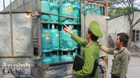 Cháy xe chở gas..., bình đâu ra mà chữa (?!) ảnh 3