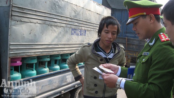 Cháy xe chở gas..., bình đâu ra mà chữa (?!) ảnh 4