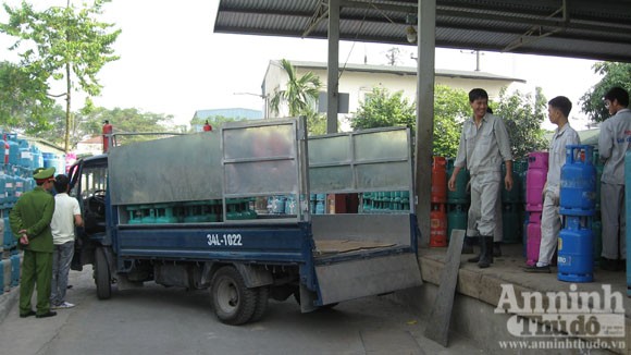 Cháy xe chở gas..., bình đâu ra mà chữa (?!) ảnh 6