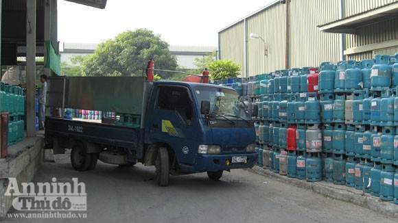 Cháy xe chở gas..., bình đâu ra mà chữa (?!) ảnh 1