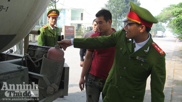 Cháy xe chở gas..., bình đâu ra mà chữa (?!) ảnh 10