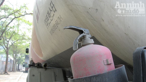 Cháy xe chở gas..., bình đâu ra mà chữa (?!) ảnh 2