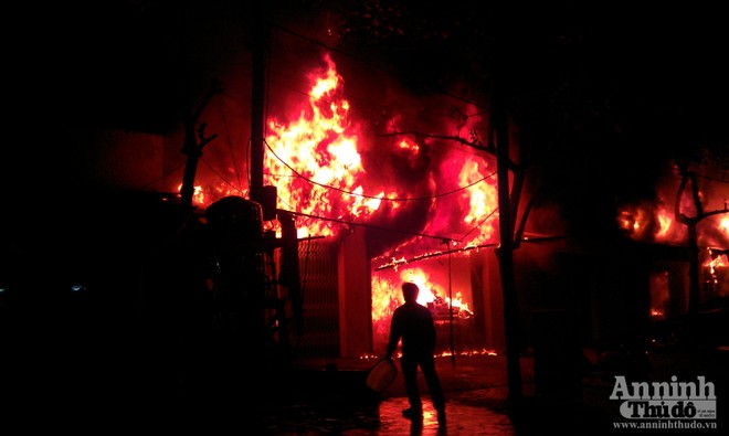 Cháy dữ dội ven Quốc lộ 6 ảnh 1