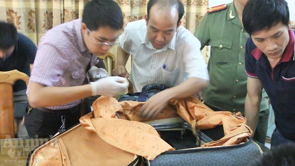 Thủ thuật giấu 1,5kg ma túy đá “qua mặt” máy soi sân bay ảnh 4