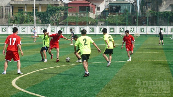Giao hữu bóng đá, thắt chặt đoàn kết ảnh 2