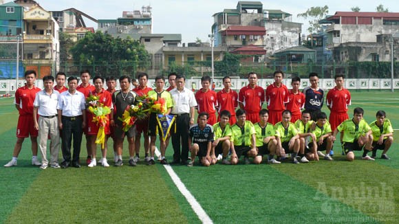 Giao hữu bóng đá, thắt chặt đoàn kết ảnh 1