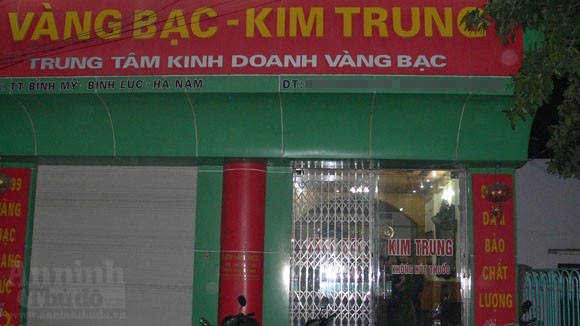 Chế mìn giả dọa cho nổ tung cửa hàng vàng ảnh 1