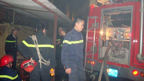 Hàng trăm người cứu kho hàng cháy đùng đùng đêm 26 Tết ảnh 3