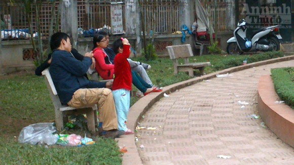 Công viên Thủ lệ xấu xí ngày Tết... vì rác ảnh 3