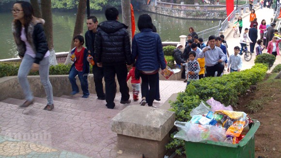 Công viên Thủ lệ xấu xí ngày Tết... vì rác ảnh 2