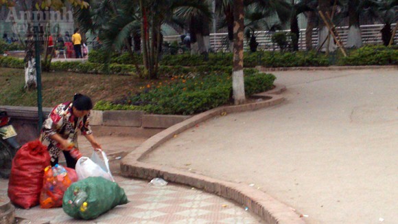 Công viên Thủ lệ xấu xí ngày Tết... vì rác ảnh 12