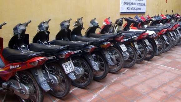 Ba chiếc xe máy đang chờ chủ nhân đến nhận ảnh 1