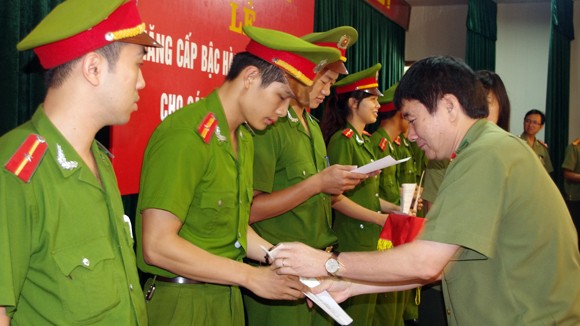 CAQ Hoàng Mai: 200 CBCS được thăng cấp bậc hàm, nâng lương ảnh 1