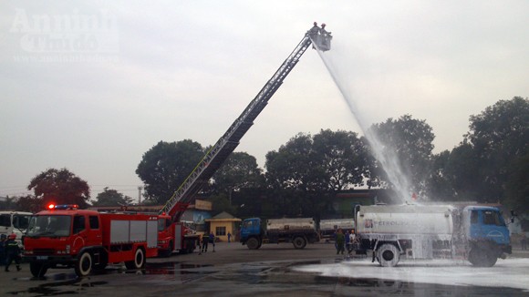 Xe thang hiện đại nhất Hà Nội tập chữa cháy xe chở xăng ảnh 9