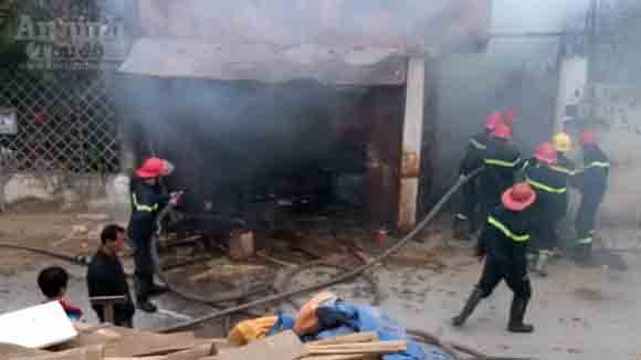 5 xe chữa cháy cứu xưởng mộc bốc phát hỏa ảnh 1