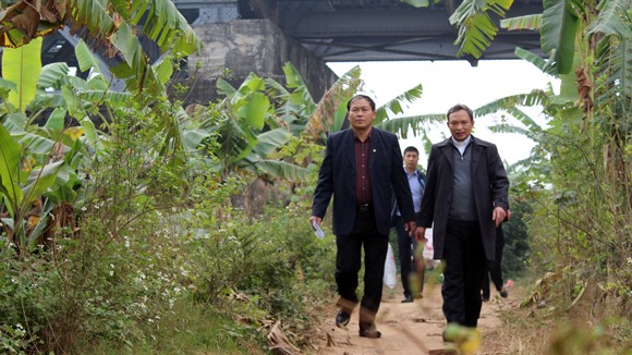CATP Hà Nội chúc Tết, tặng quà nhân dân, giáo dân nghèo ven sông Hồng ảnh 2