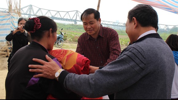 CATP Hà Nội chúc Tết, tặng quà nhân dân, giáo dân nghèo ven sông Hồng ảnh 12