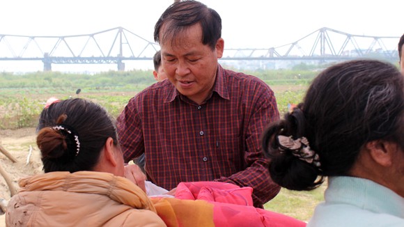 CATP Hà Nội chúc Tết, tặng quà nhân dân, giáo dân nghèo ven sông Hồng ảnh 11