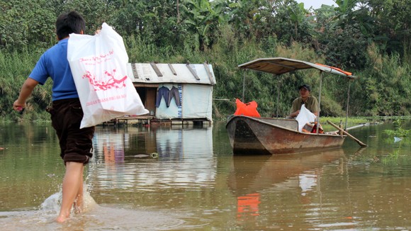 CATP Hà Nội chúc Tết, tặng quà nhân dân, giáo dân nghèo ven sông Hồng ảnh 14
