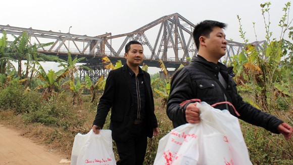 CATP Hà Nội chúc Tết, tặng quà nhân dân, giáo dân nghèo ven sông Hồng ảnh 3