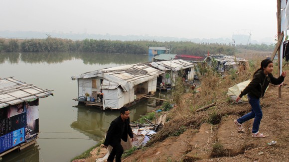 CATP Hà Nội chúc Tết, tặng quà nhân dân, giáo dân nghèo ven sông Hồng ảnh 4
