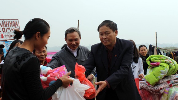 CATP Hà Nội chúc Tết, tặng quà nhân dân, giáo dân nghèo ven sông Hồng ảnh 7