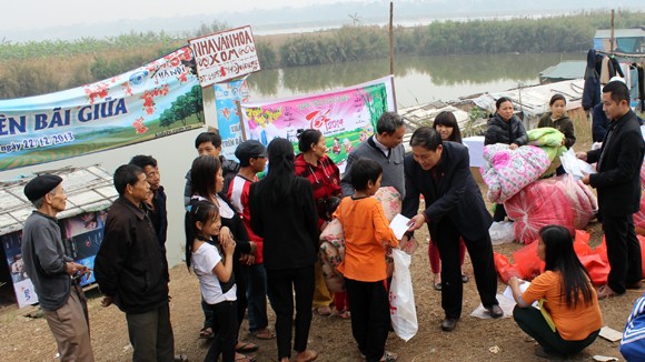 CATP Hà Nội chúc Tết, tặng quà nhân dân, giáo dân nghèo ven sông Hồng ảnh 1