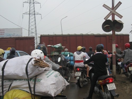 Vụ tàu hỏa tông xe máy tại Hà Đông: Gác chắn thiếu an toàn? ảnh 4
