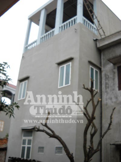 Trấn áp tại chỗ kẻ cuồng loạn vì ma túy “đá” ảnh 3