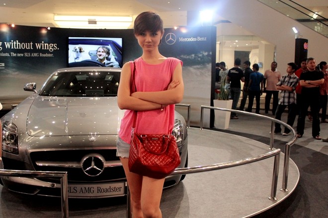 Á quân Top model 2011 "khoe chân" tại Malaysia ảnh 10