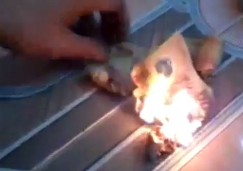 Cư dân mạng phẫn nộ hành vi "đốt tiền mua vui" của thanh niên trẻ ảnh 1