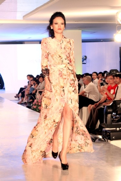 Tuyết Lan ấn tượng tại Hà Nội Fashion Week ảnh 4