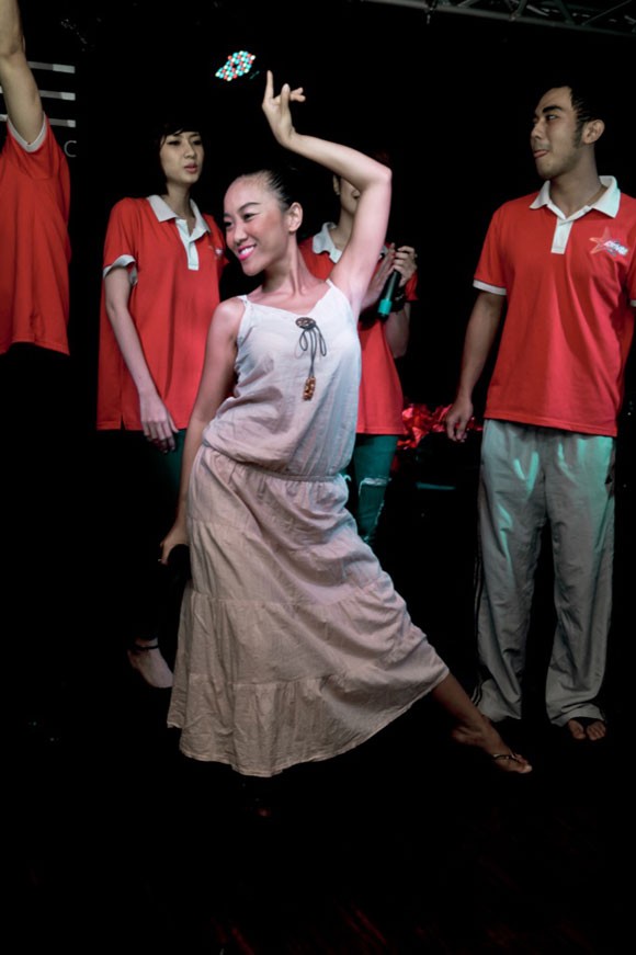 Đoan Trang, Hồ Trung Dũng "khoe" tài tại phòng trà ảnh 1