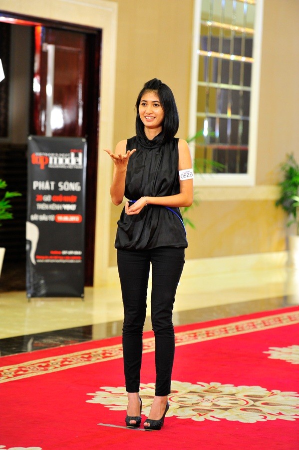 Vietnam’s Next Top Model 2012 "hút hồn" chân dài sinh viên ảnh 1
