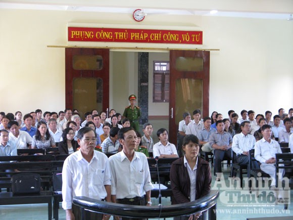 Xét xử 17 thầy cô giáo "bòn rút" hàng tỷ đồng ảnh 1